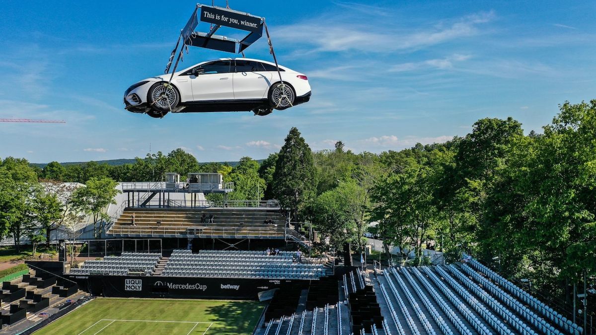 Netradiční reklama: Mercedes EQS visí nad tenisovým kurtem